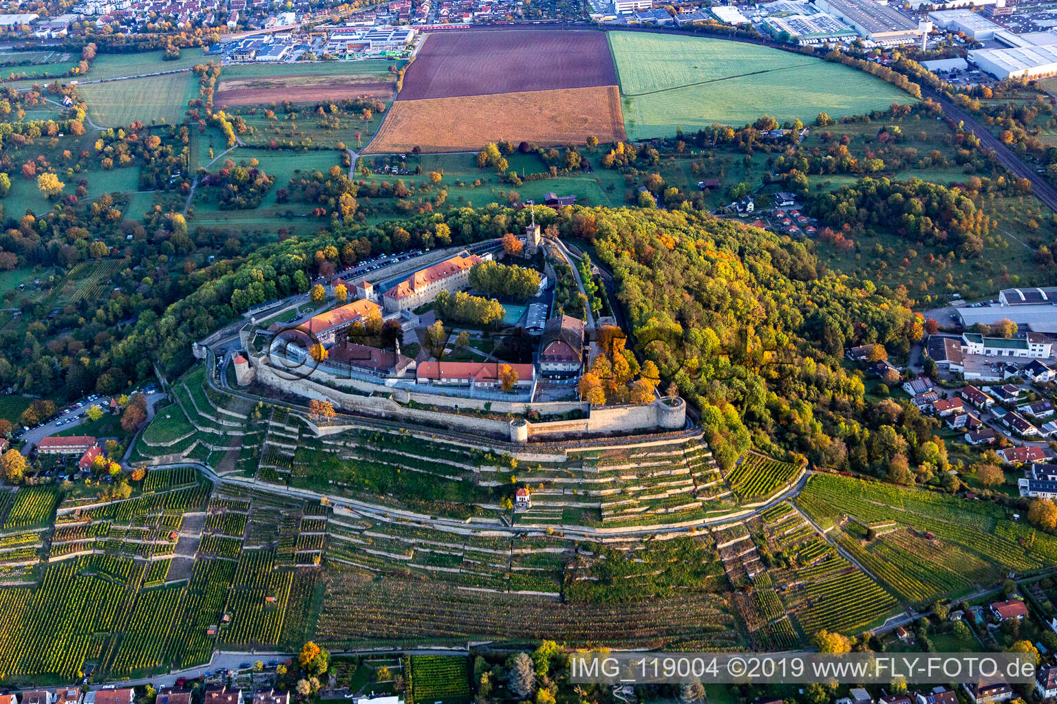 Luftbild von Ehemalige Festungsanlage heutiges Justizvollzugskrankenhaus Hohenasperg auf einem Weinberg in Asperg im Bundesland Baden-Württemberg, Deutschland