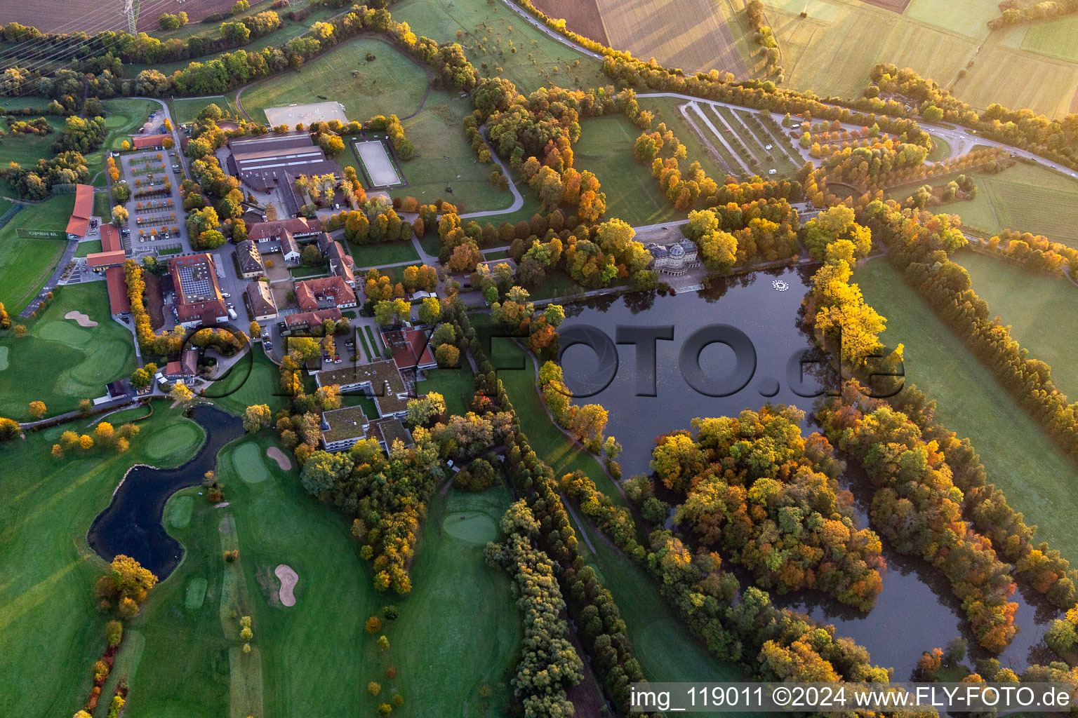 Golfclub Schloss Monrepos und Schloss Domäne Monrepos am Seeufer in Ludwigsburg im Ortsteil Eglosheim im Bundesland Baden-Württemberg, Deutschland