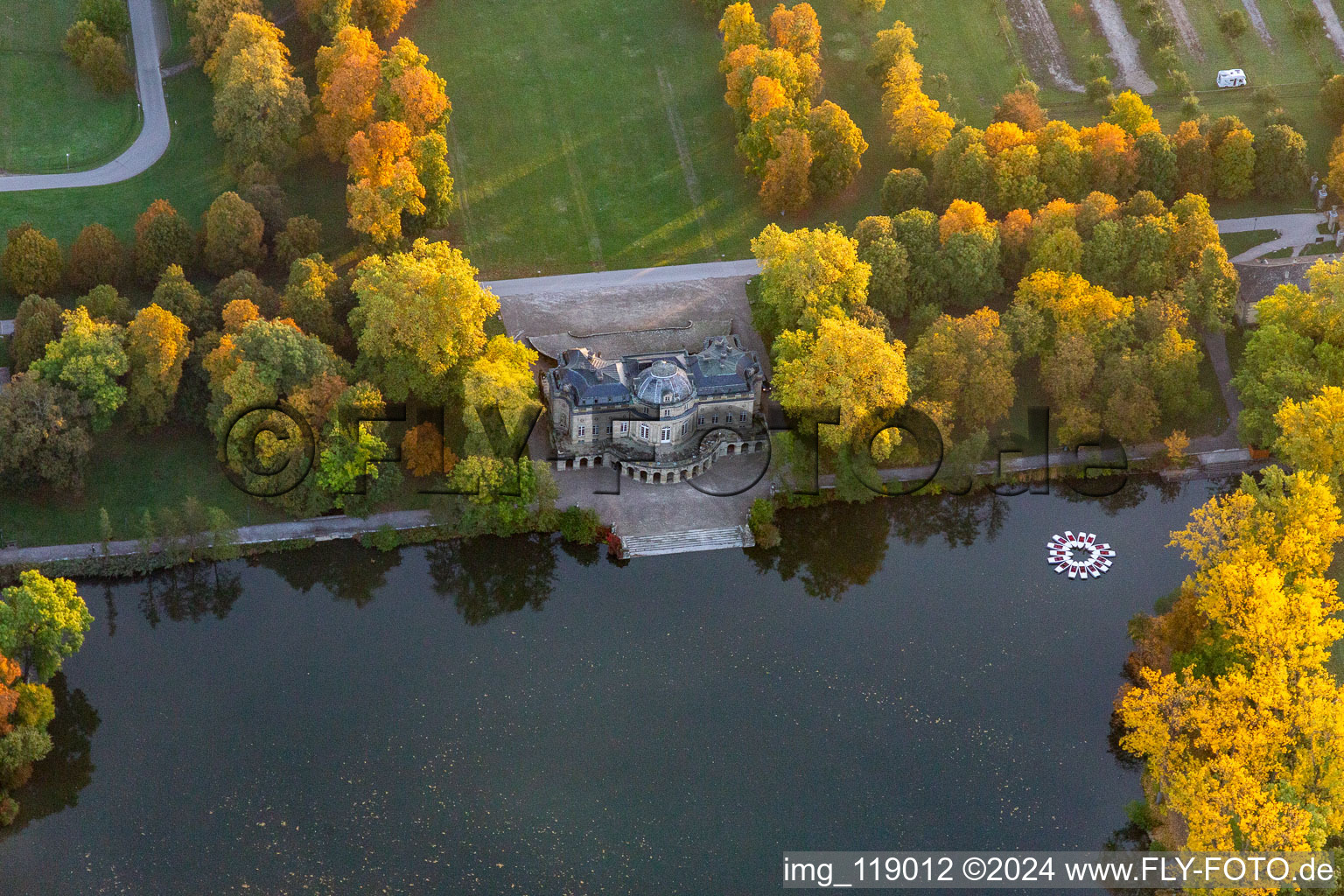 Schloss Domäne Monrepos am Seeufer in Ludwigsburg im Ortsteil Eglosheim im Bundesland Baden-Württemberg, Deutschland