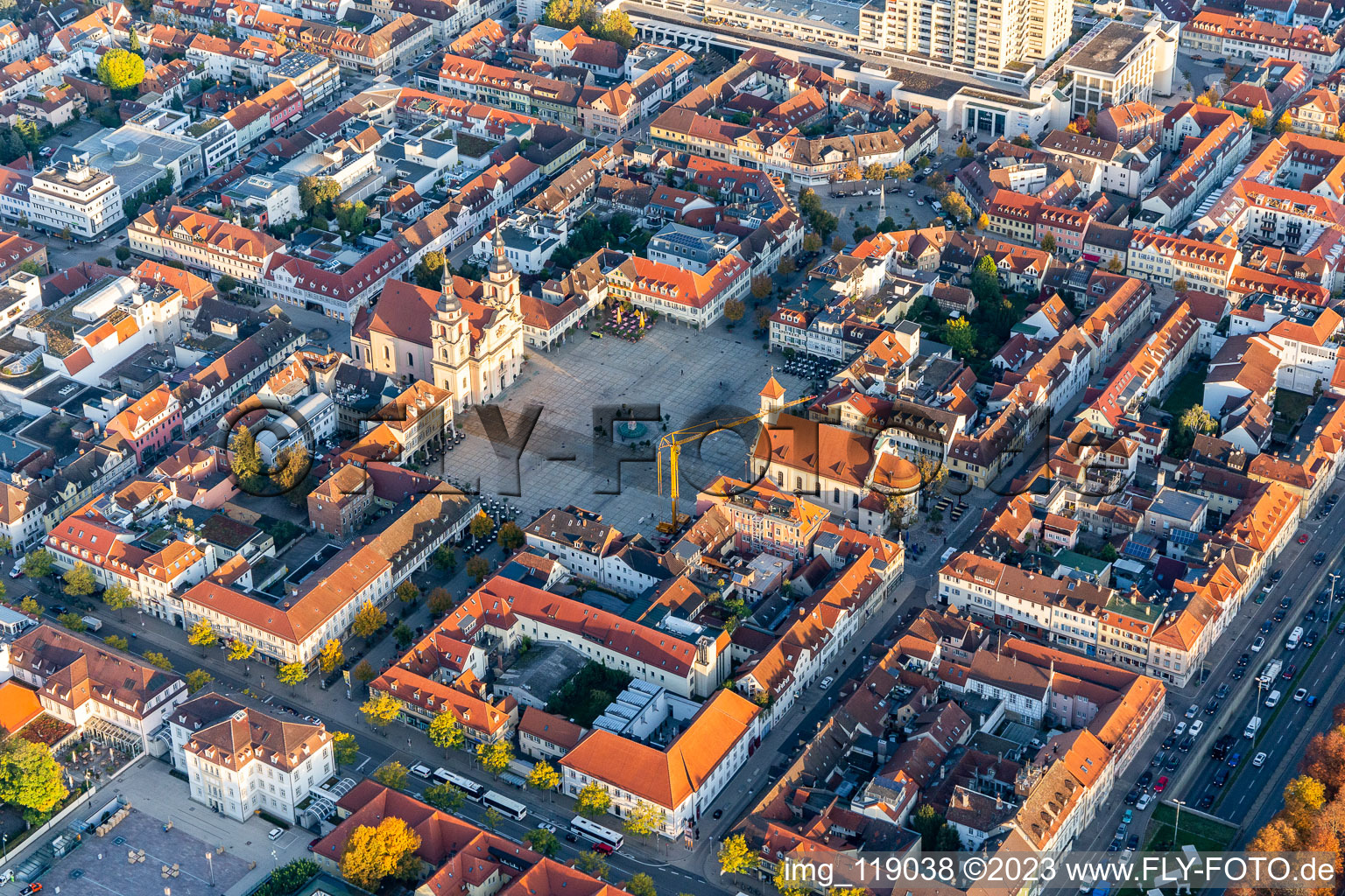 Luftbild von Gebäude der katholischen Kirche zur Heiligsten Dreieinigkeit am Marktplatz der Innenstadt in Ludwigsburg im Bundesland Baden-Württemberg, Deutschland