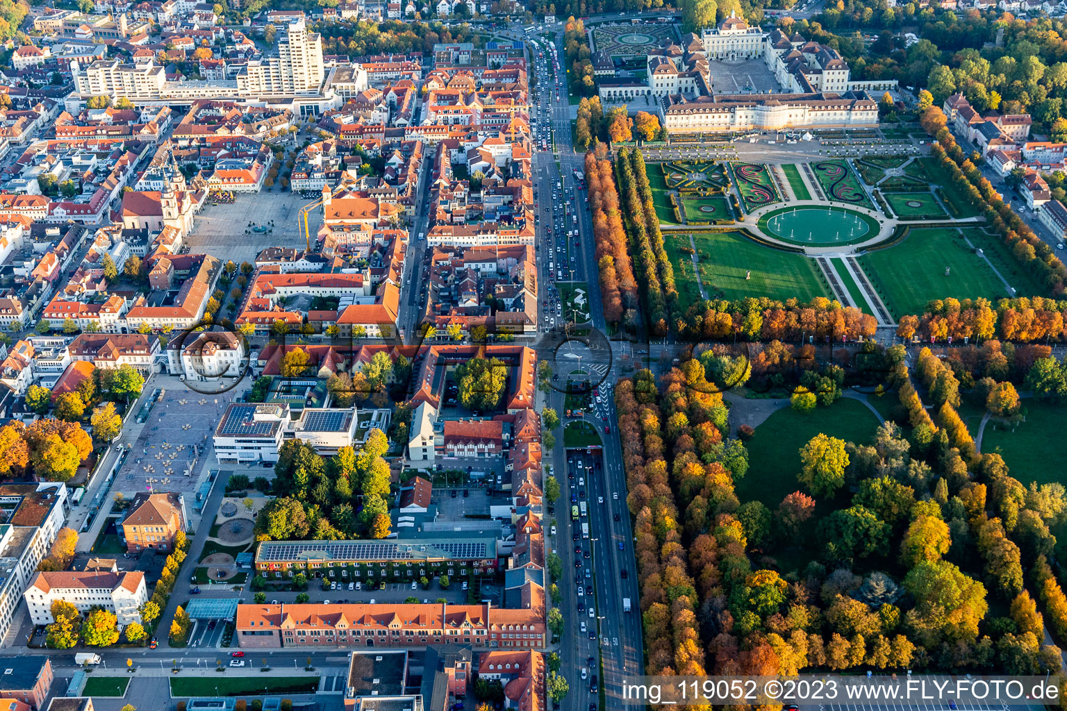 Luftbild von Stadtansicht des Innenstadtbereiches Stuttgarter / Schorndorfer Straße und Schloßpark in Ludwigsburg im Bundesland Baden-Württemberg, Deutschland