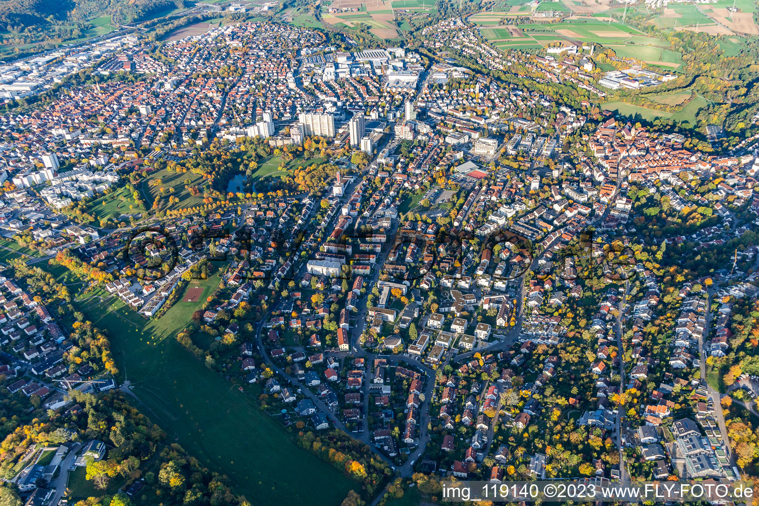 Stadtansicht des Innenstadtbereiches an den Uferbereichen des Parksee in Leonberg im Bundesland Baden-Württemberg, Deutschland