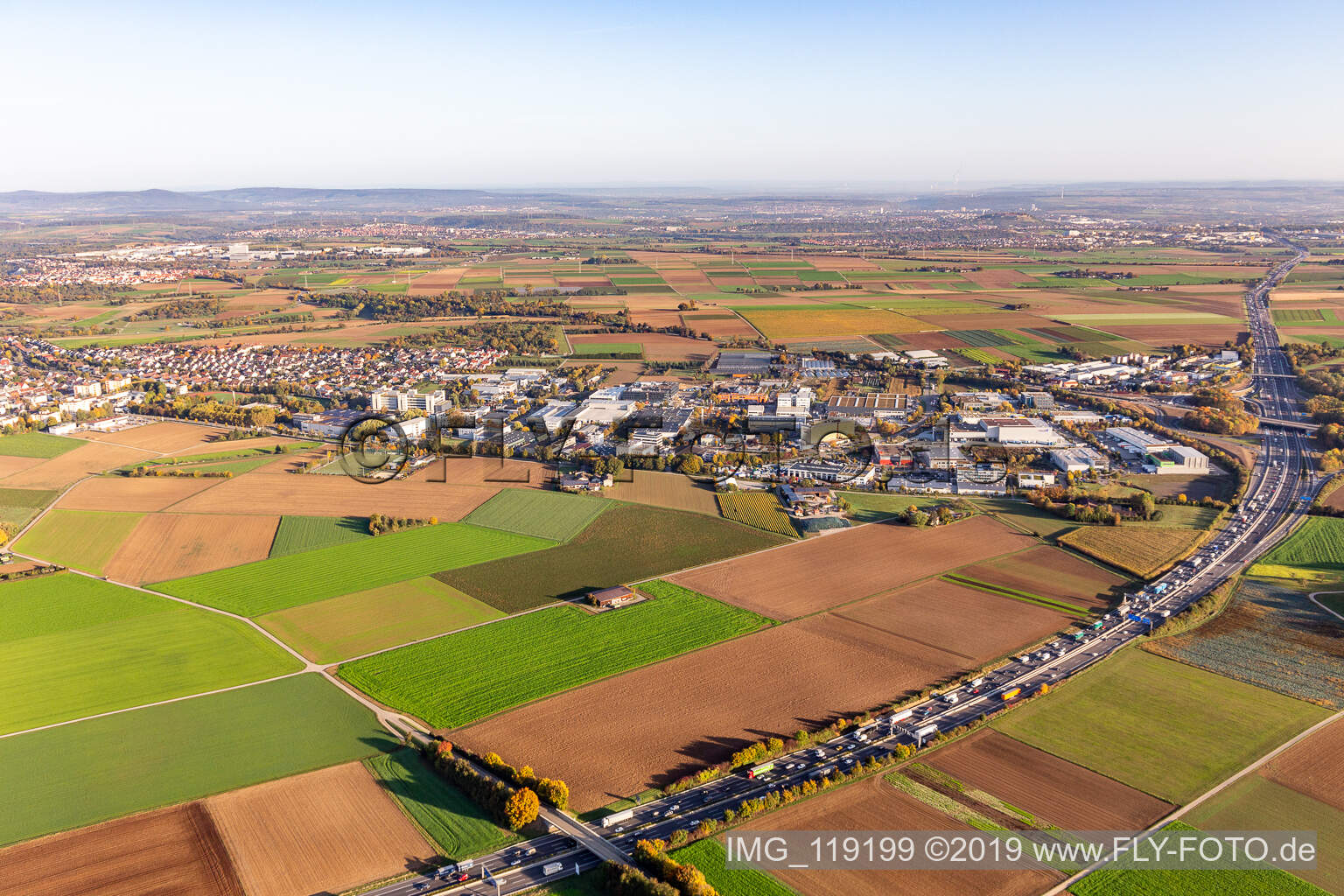 Luftbild von Industriegebiet an der A81 in Korntal-Münchingen im Bundesland Baden-Württemberg, Deutschland