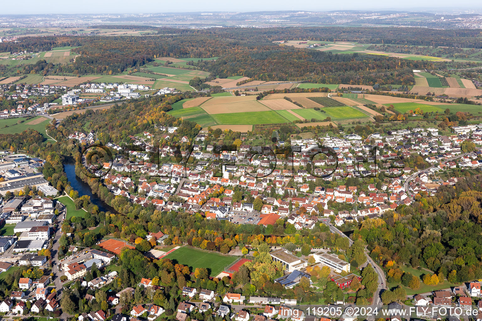 Ortschaft an den Fluss- Uferbereichen des Neckar in Zizishausen in Nürtingen im Bundesland Baden-Württemberg, Deutschland