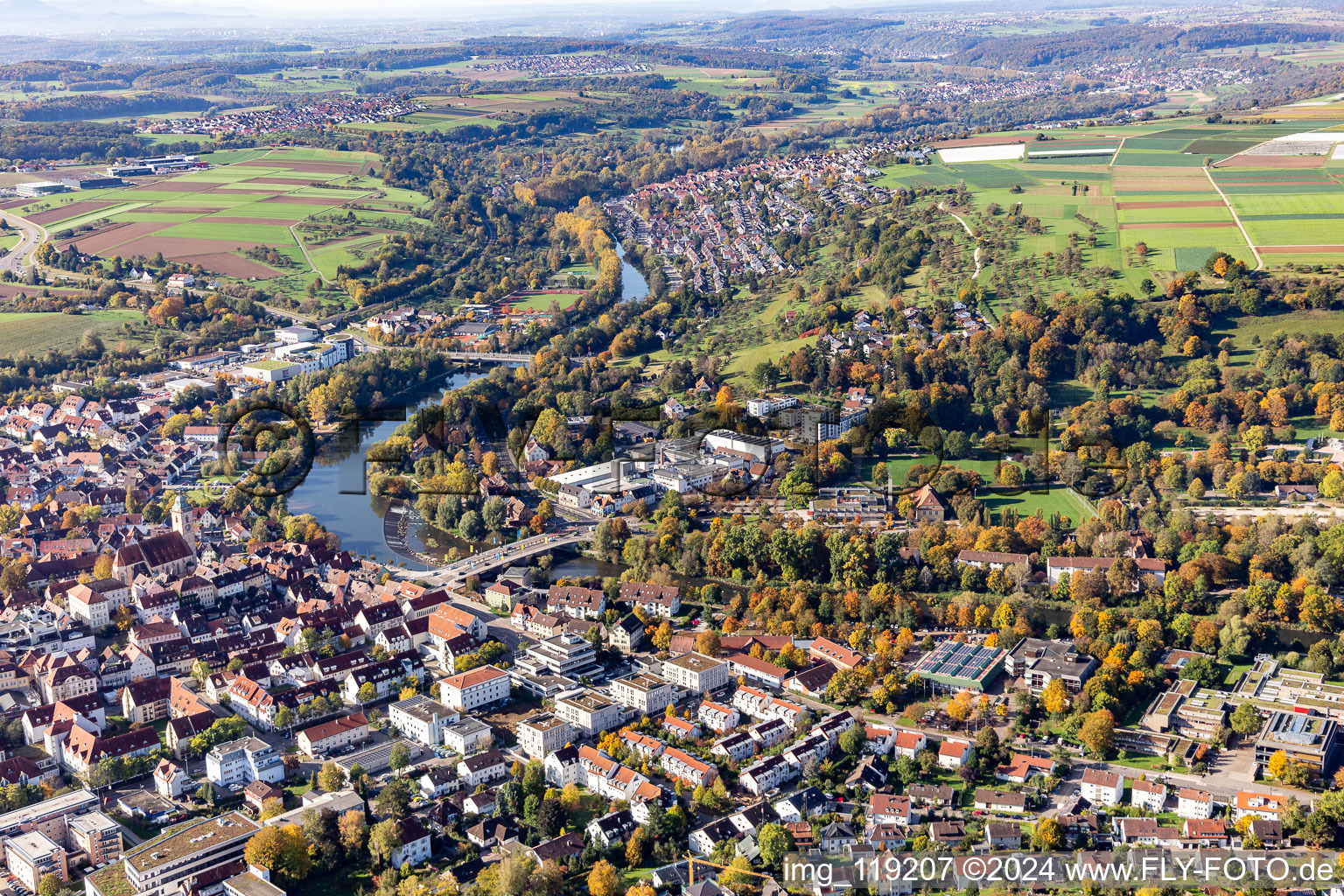 Ortskern am Uferbereich des Neckar - Flußverlaufes in Nürtingen im Bundesland Baden-Württemberg, Deutschland