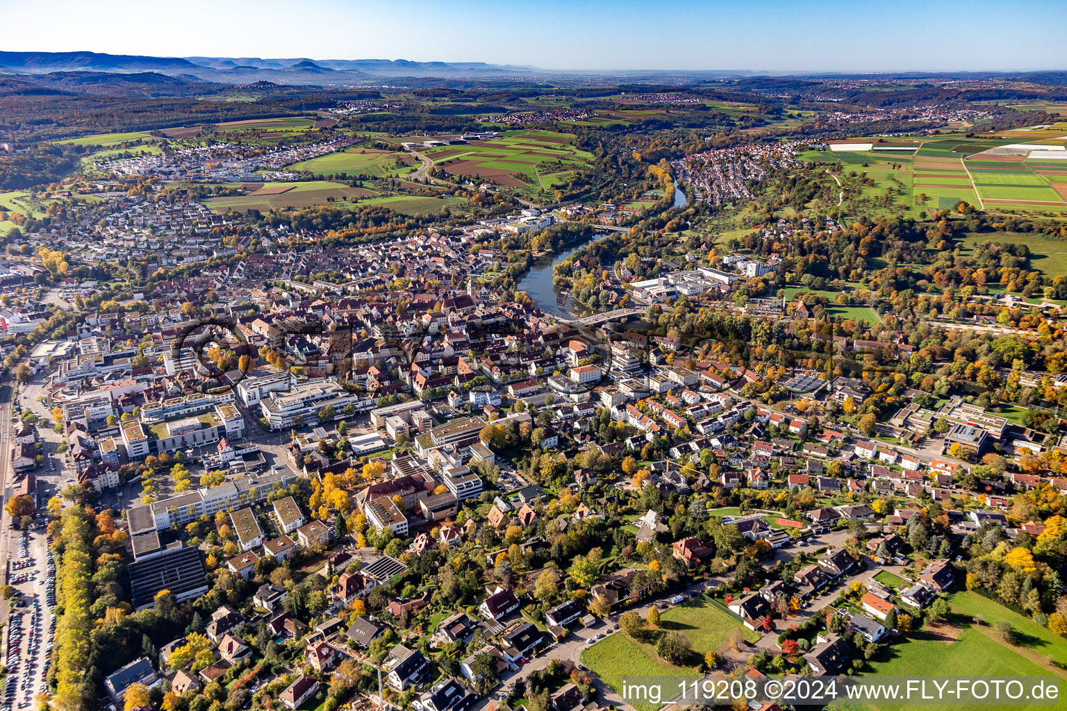 Luftbild von Ortskern am Uferbereich des Neckar - Flußverlaufes in Nürtingen im Bundesland Baden-Württemberg, Deutschland