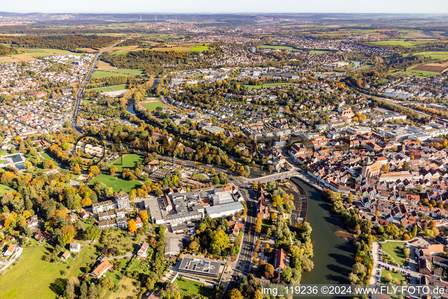 Luftaufnahme von Ortskern am Uferbereich des Neckar - Flußverlaufes in Nürtingen im Bundesland Baden-Württemberg, Deutschland