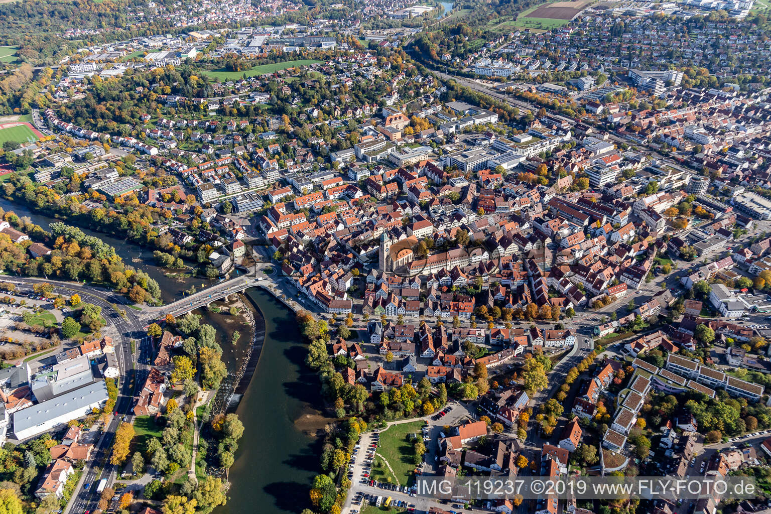 Schrägluftbild von Ortskern am Uferbereich des Neckar - Flußverlaufes in Nürtingen im Bundesland Baden-Württemberg, Deutschland