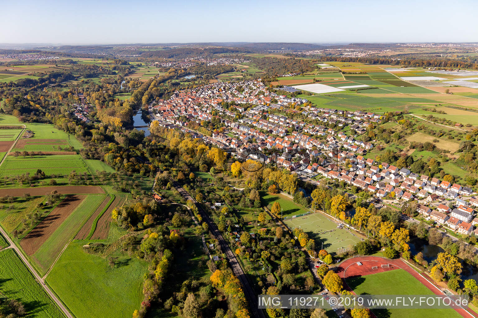 Luftaufnahme von Ortsteil Neckarhausen in Nürtingen im Bundesland Baden-Württemberg, Deutschland