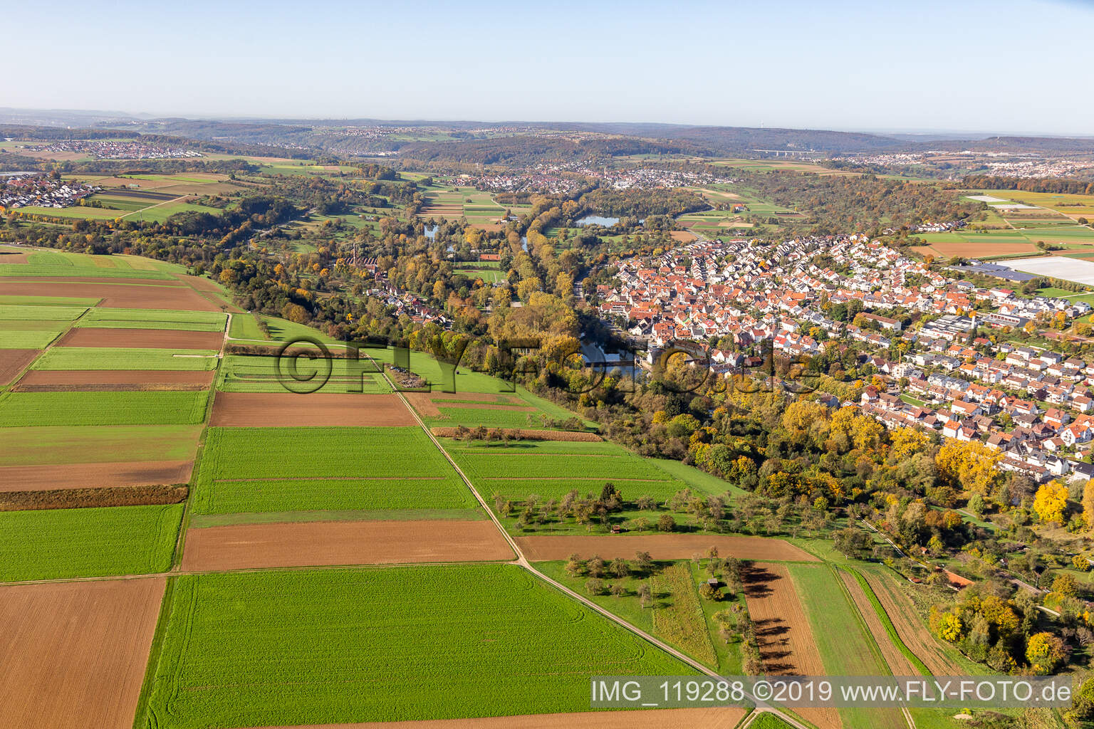 Schrägluftbild von Ortsteil Neckarhausen in Nürtingen im Bundesland Baden-Württemberg, Deutschland