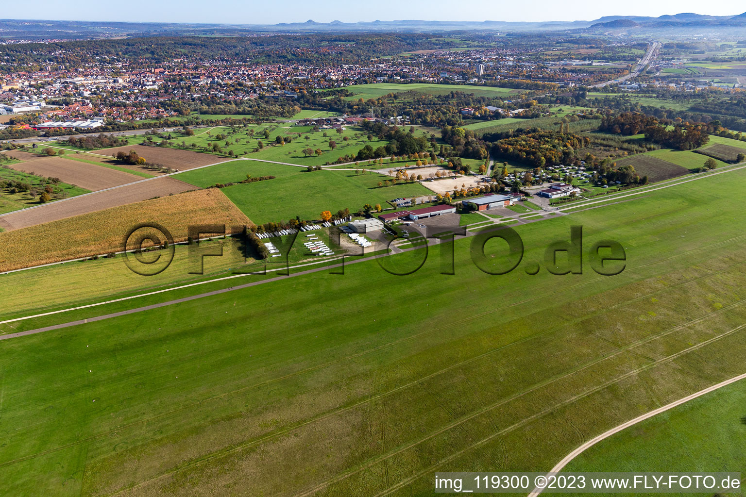 Segelflug- Gelände auf dem Flugplatz Hahnweide im Ortsteil Schafhof in Kirchheim unter Teck im Bundesland Baden-Württemberg, Deutschland