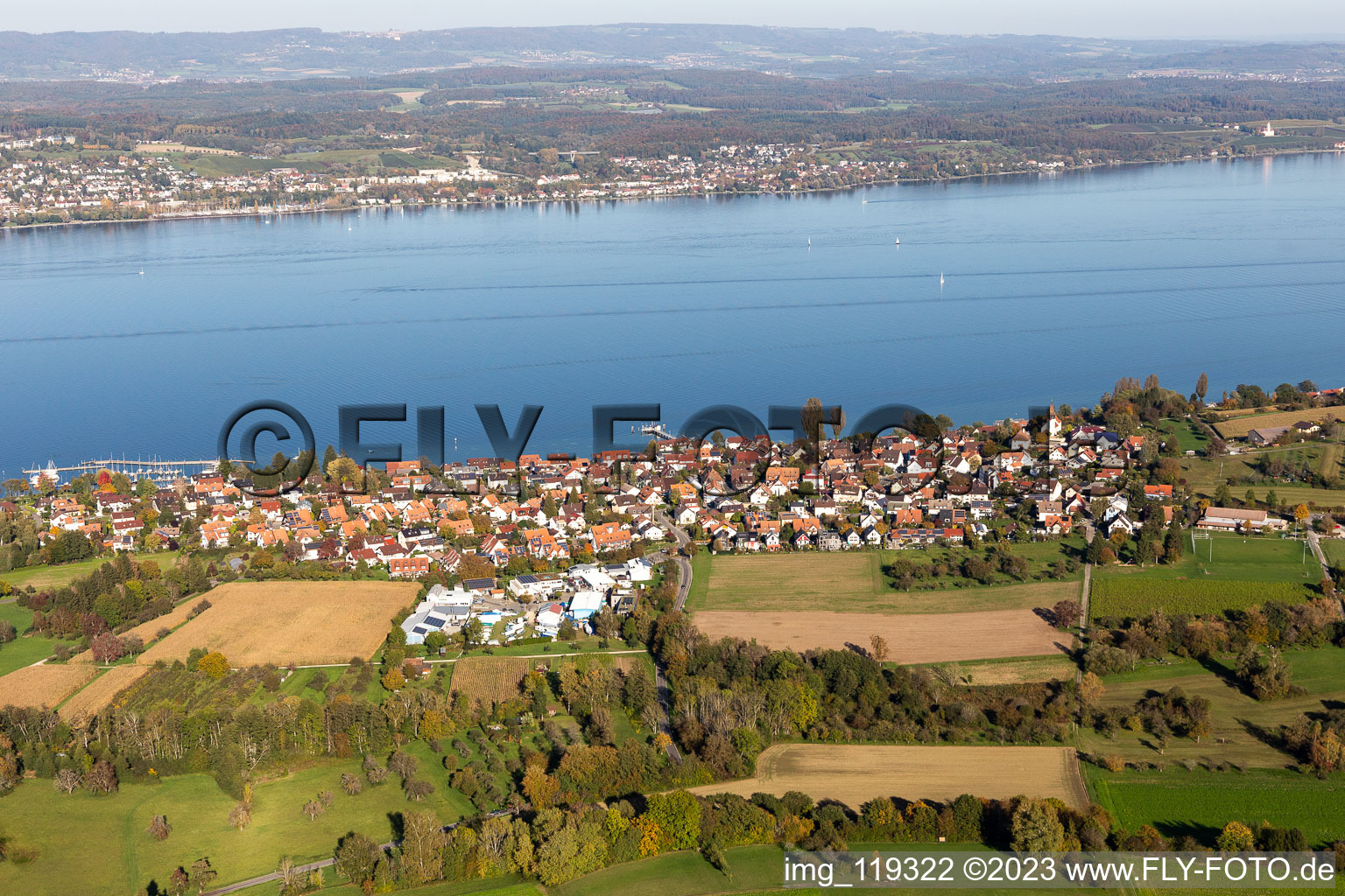Dorfkern an den See- Uferbereichen des Bodensee in Dingelsdorf in Konstanz im Bundesland Baden-Württemberg, Deutschland
