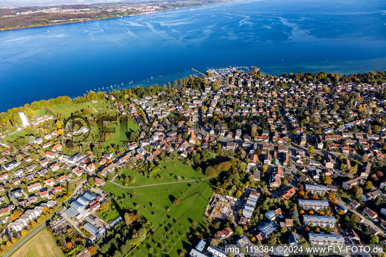 Uferbereiche am Seegebiet des Bodensee im Ortsteil Allmannsdorf in Konstanz im Bundesland Baden-Württemberg, Deutschland aus der Luft