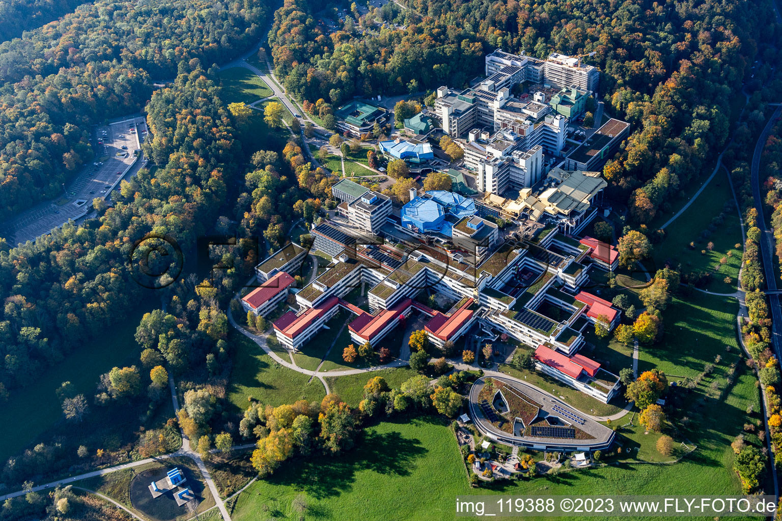 Schrägluftbild von Campus- Gebäude der Universität " Universität Konstanz " an der Universitätsstraße im Ortsteil Egg in Konstanz im Bundesland Baden-Württemberg, Deutschland