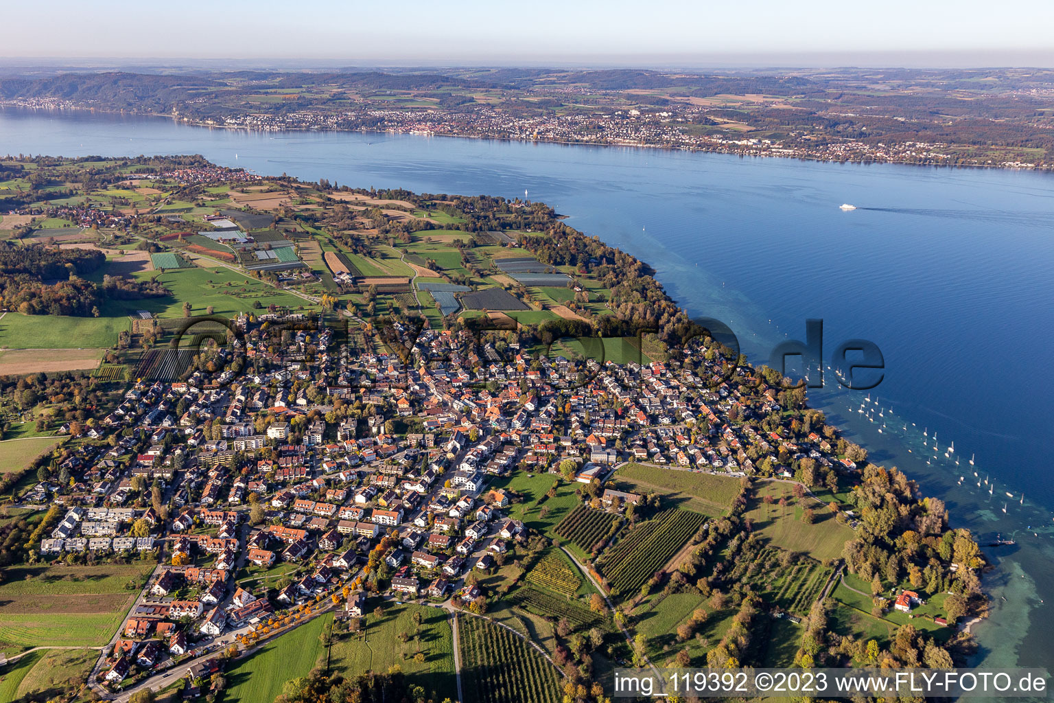 Uferbereich des Bodensee mit Yachthafen im Ortsteil Litzelstetten in Konstanz im Bundesland Baden-Württemberg, Deutschland