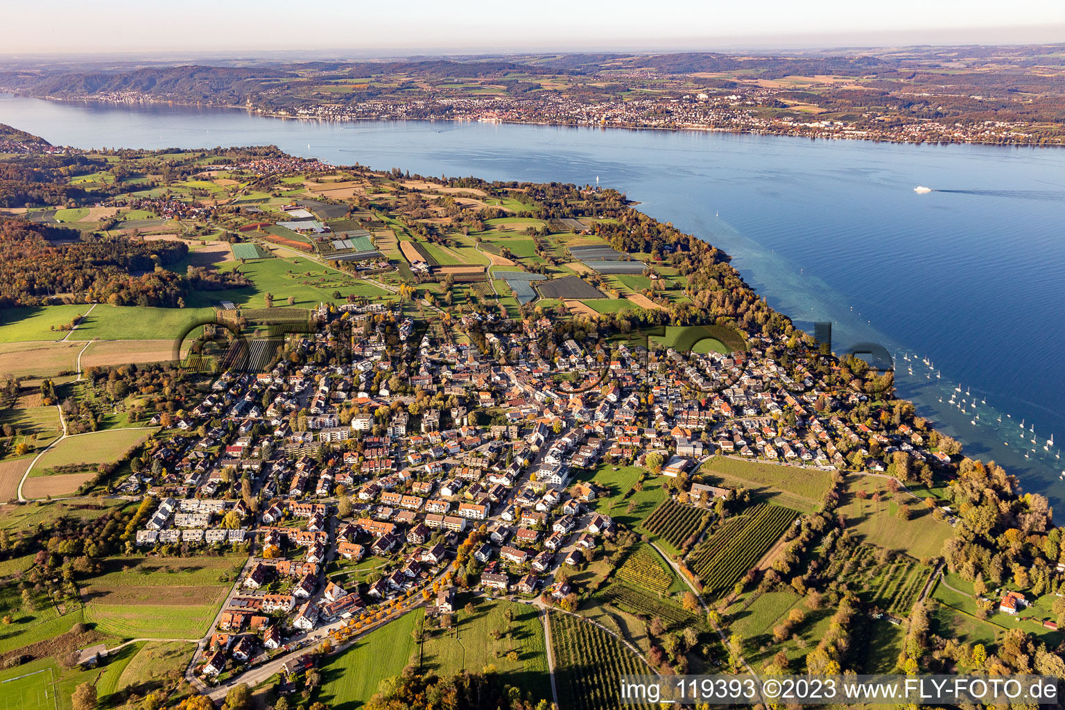 Luftbild von Uferbereich des Bodensee mit Yachthafen im Ortsteil Litzelstetten in Konstanz im Bundesland Baden-Württemberg, Deutschland
