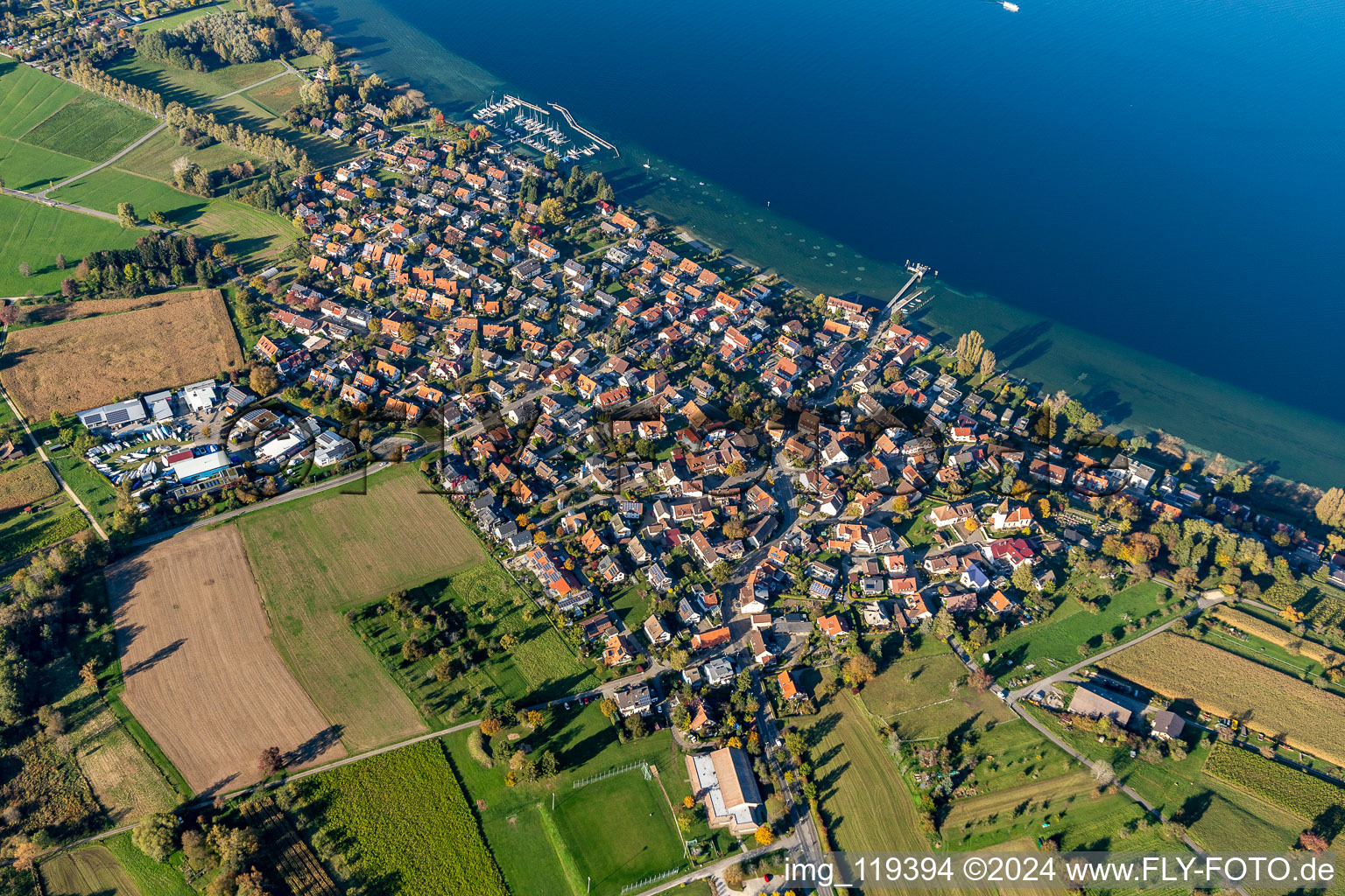 Luftbild von Dorfkern an den See- Uferbereichen des Bodensee in Dingelsdorf in Konstanz im Bundesland Baden-Württemberg, Deutschland