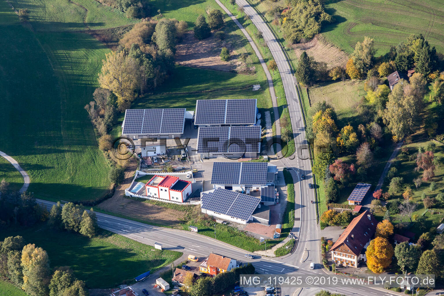 Photovoltaik- Anlagen auf den Dächern der Firma Ritter Medizin & CNC-Technik GmbH in Mühlingen im Bundesland Baden-Württemberg, Deutschland