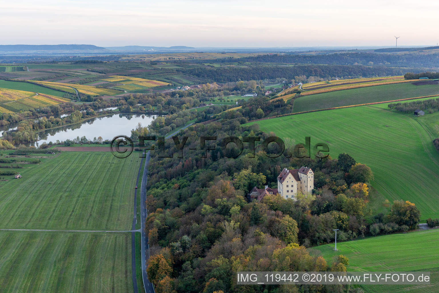 Luftbild von Burganlage des Schloß Klingenberg am Mainufer in Wipfeld im Bundesland Bayern, Deutschland