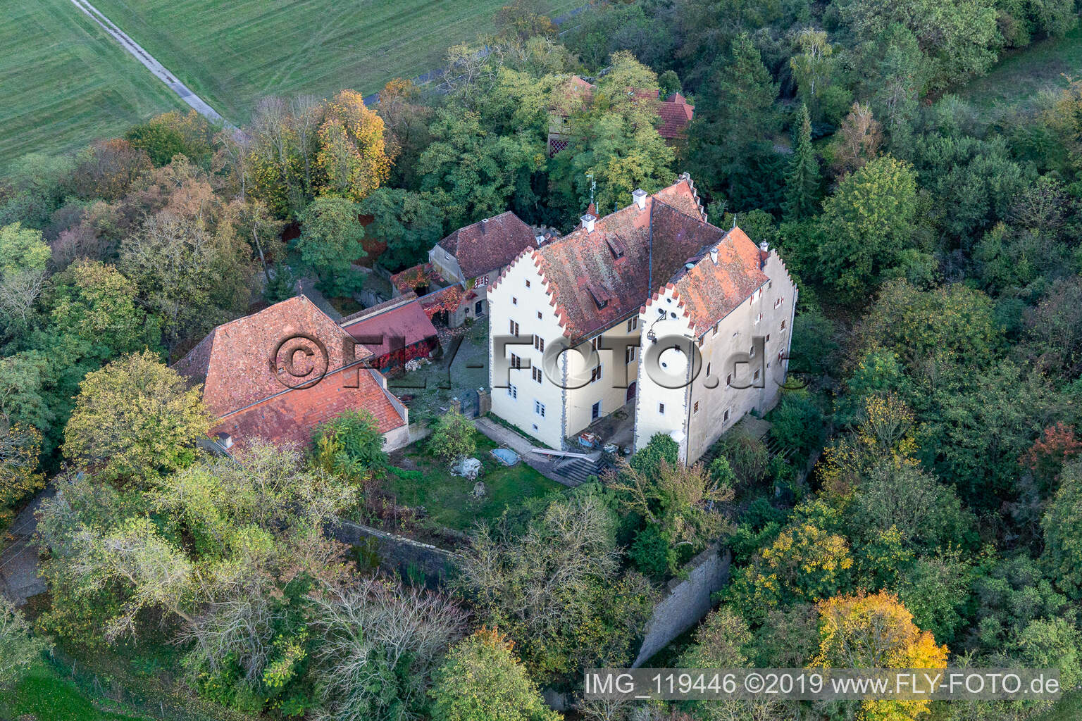 Luftaufnahme von Burganlage des Schloß Klingenberg am Mainufer in Wipfeld im Bundesland Bayern, Deutschland