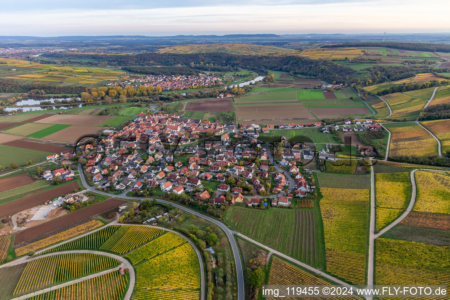 Dorfkern an den Fluß- Uferbereichen des Main in Eisenheim im Bundesland Bayern, Deutschland