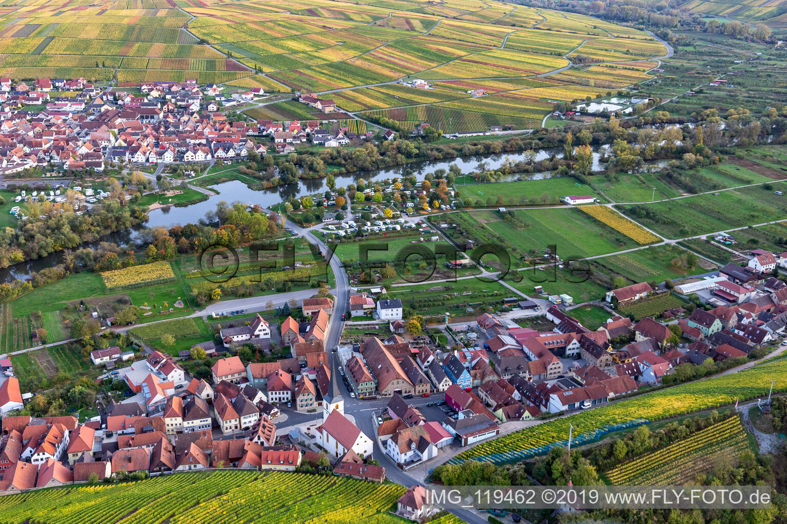 Dorfkern an den Fluß- Uferbereichen des Main in Escherndorf in Volkach im Bundesland Bayern, Deutschland