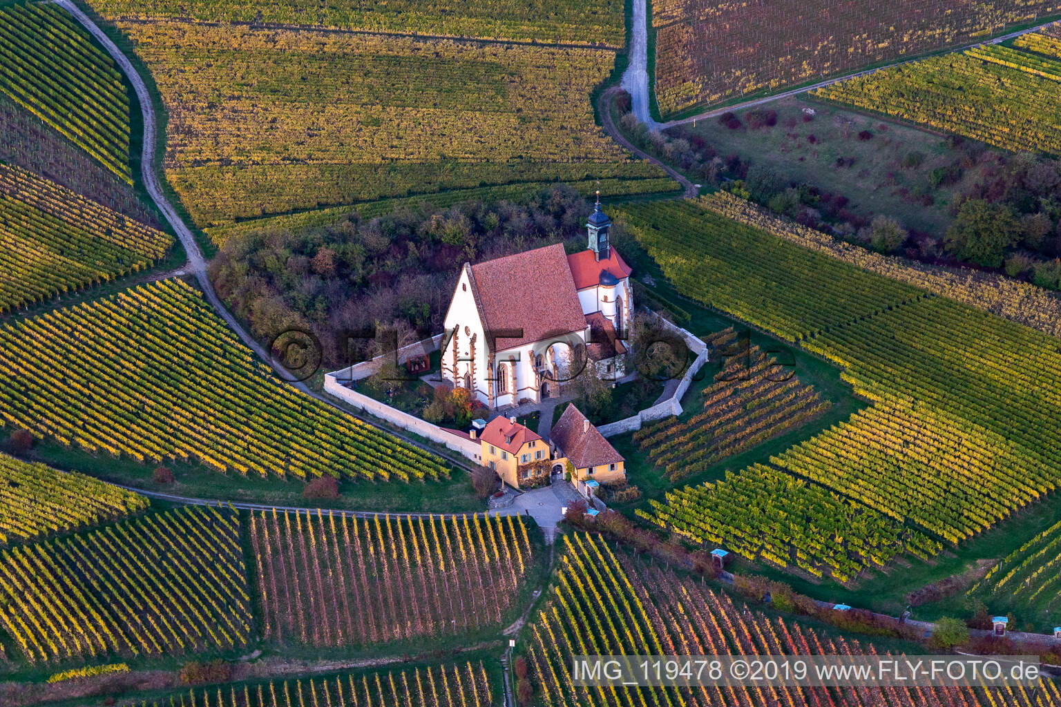 Kirchengebäude der Kapelle Wallfahrtskirche Maria im Weingarten in Volkach im Bundesland Bayern, Deutschland aus der Luft
