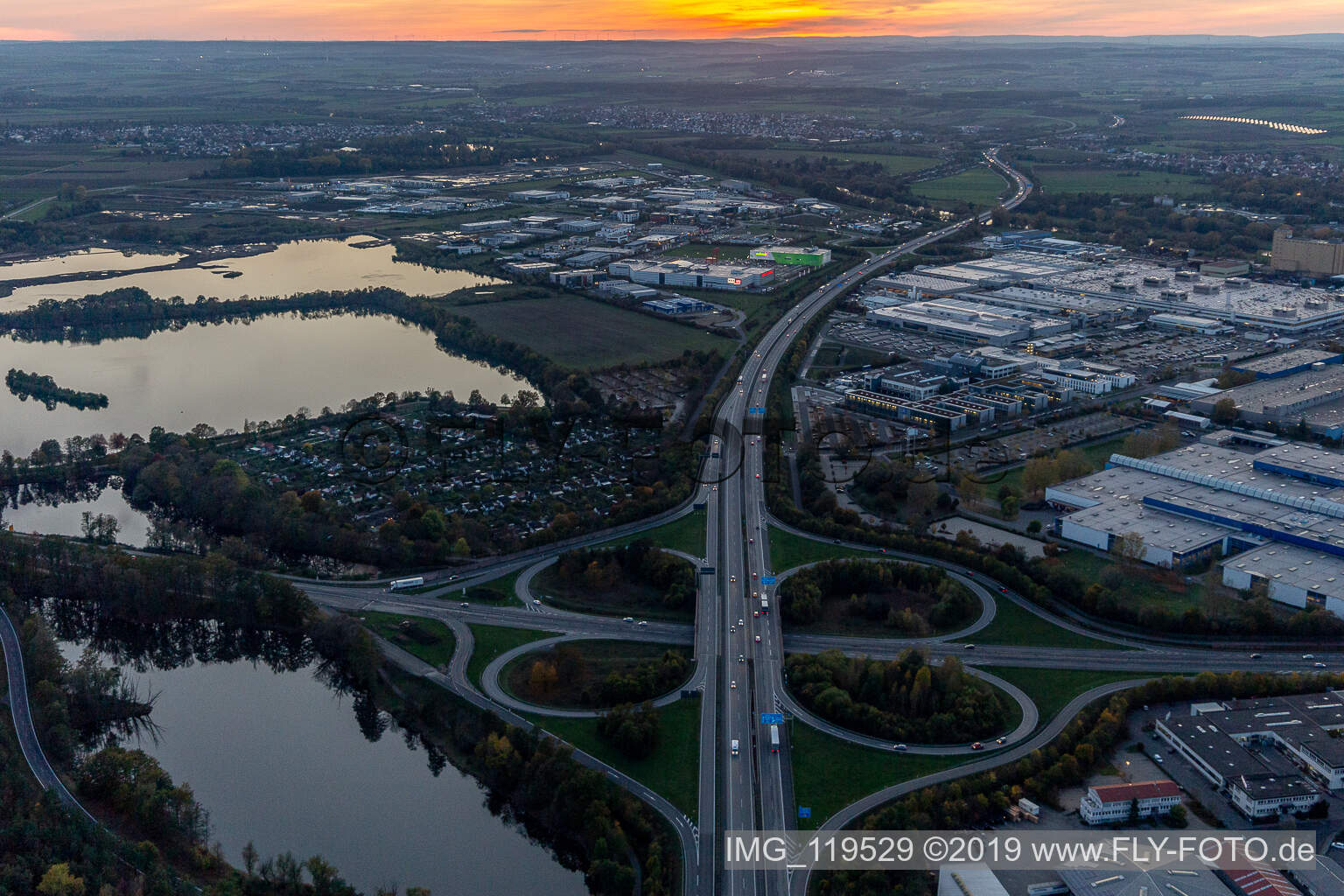 Luftbild von Sonnenuntergang am Autobahnkreuz der BAB A7 Ausfahrt Zentrum in Schweinfurt im Bundesland Bayern, Deutschland