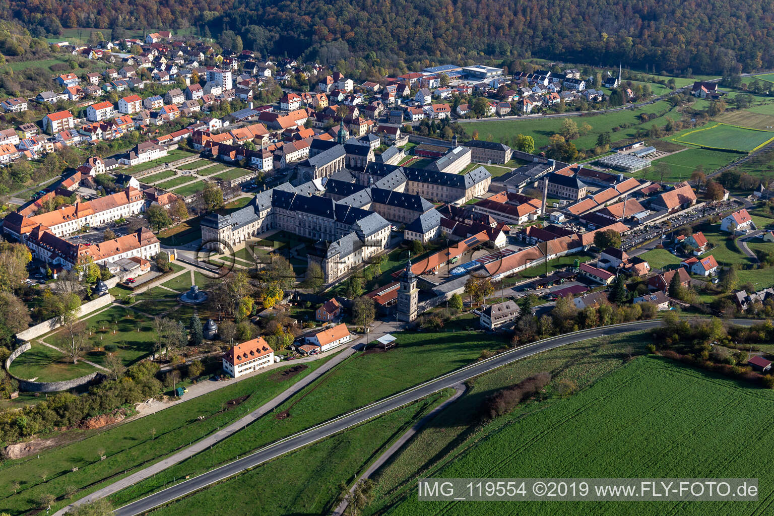 Luftaufnahme von Gebäudekomplex des Klosters Ebrach mit Kaisersaal und Klosterkirche Ebrach und Justizvollzugsanstalt Ebrach in Ebrach im Bundesland Bayern, Deutschland