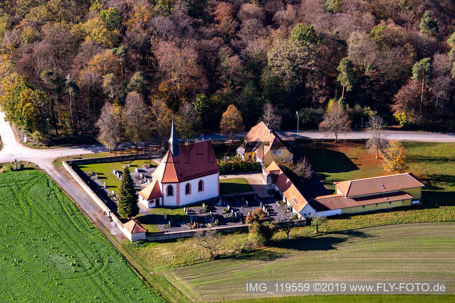 Luftbild von Kirchengebäude der Kapelle St. Rochus in Ebrach im Bundesland Bayern, Deutschland