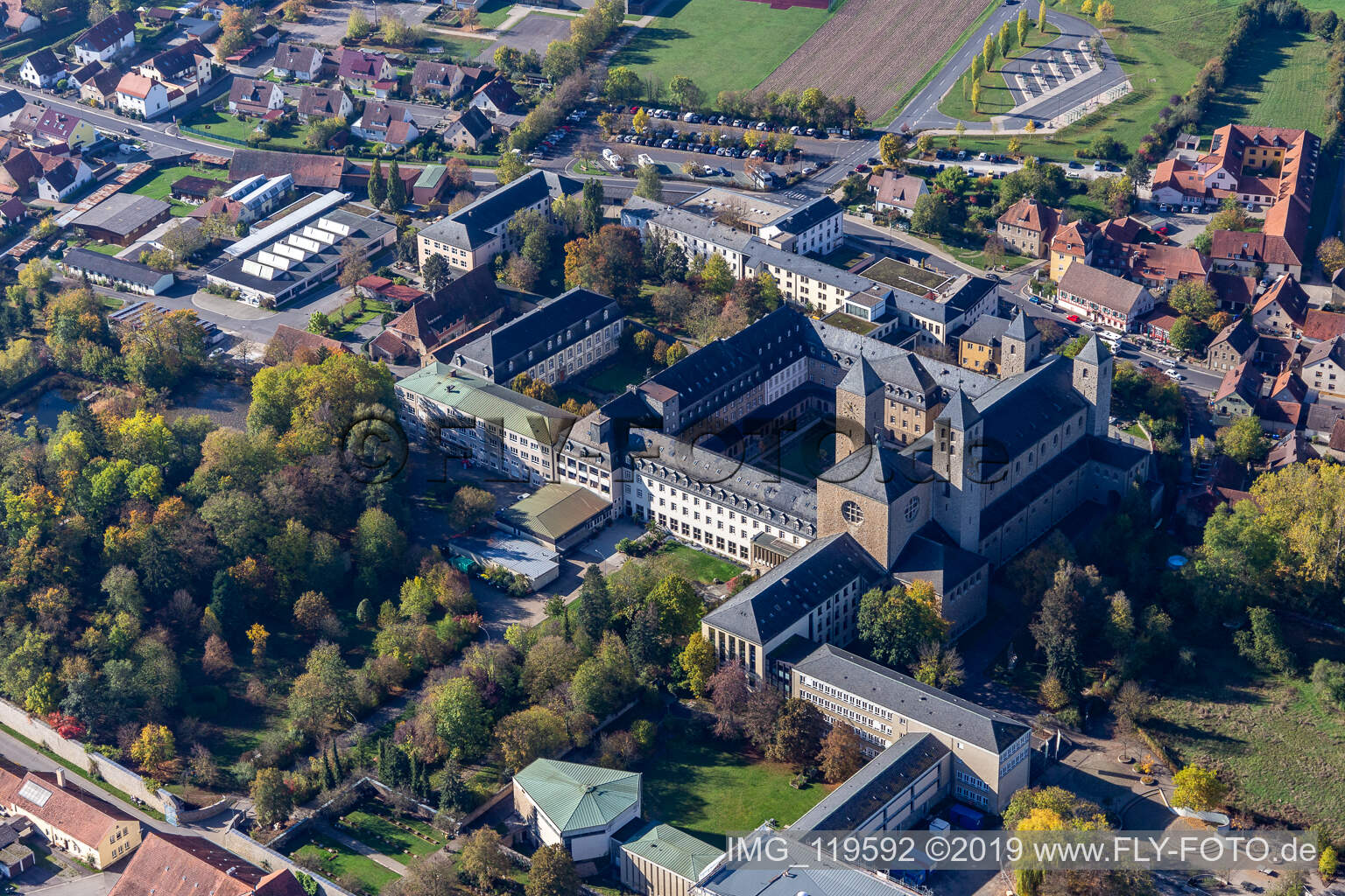 Luftbild von Gebäudekomplex der Abtei Münsterschwarzach in Schwarzach am Main im Bundesland Bayern, Deutschland