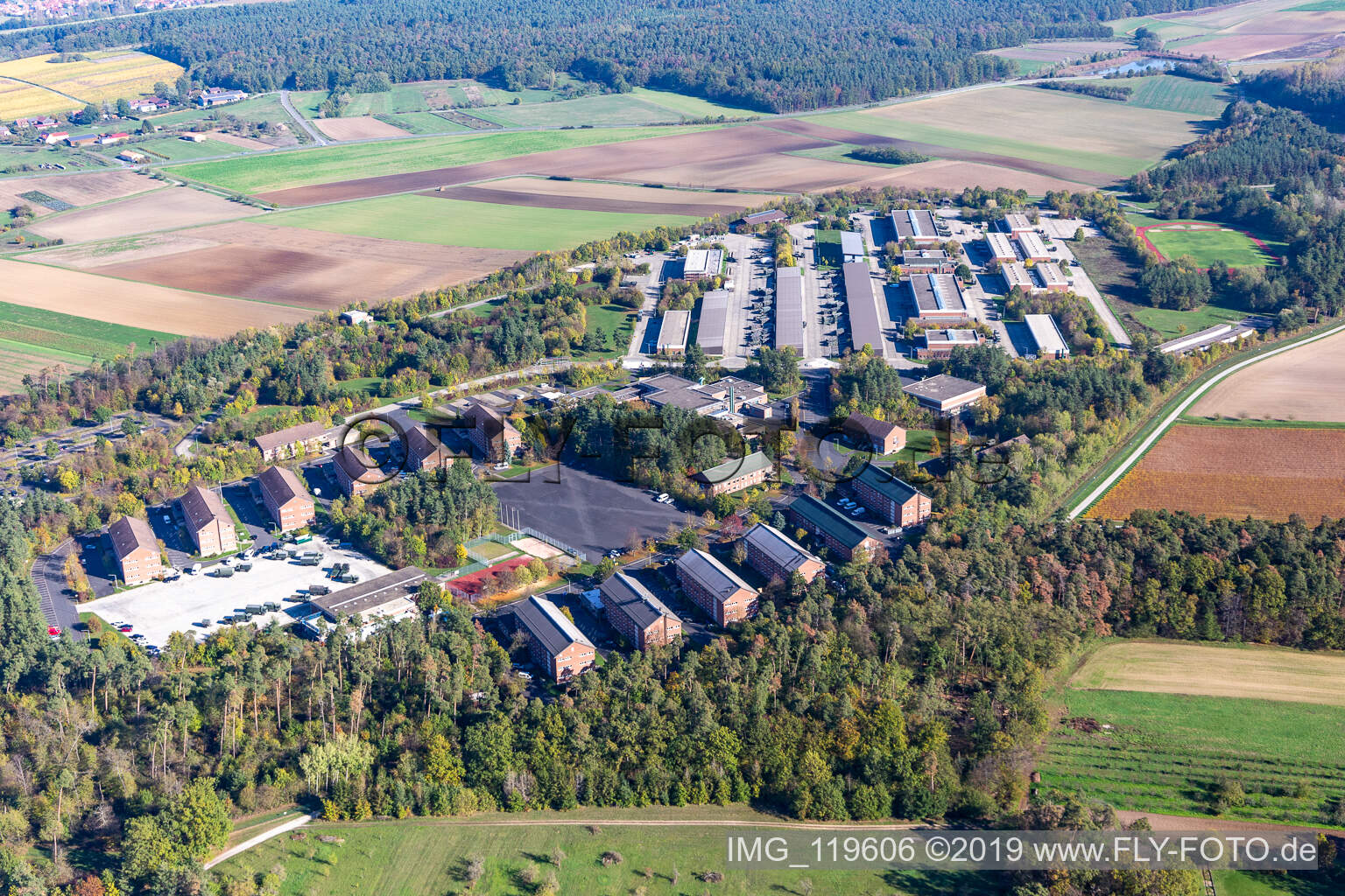 Luftbild von Gebäudekomplex der Bundeswehr- Militär- Mainfrankenkaserne in Volkach im Bundesland Bayern, Deutschland