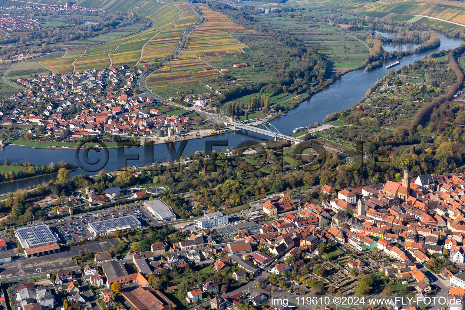 Luftbild von Fluß - Brückenbauwerk über den Main zwischen Astheim und Volkach im Bundesland im Bundesland Bayern, Deutschland