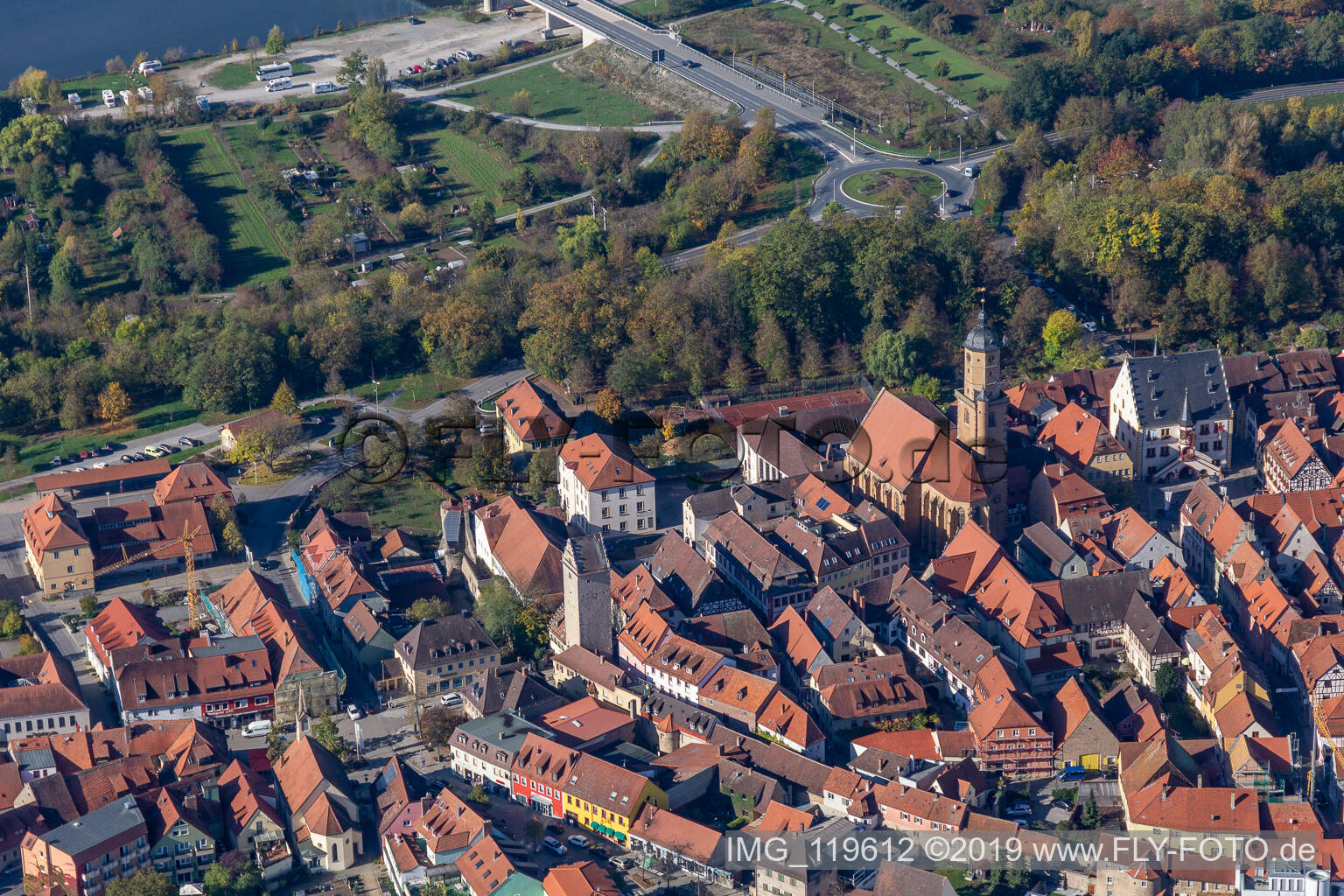 Luftbild von Kirchengebäude der Kath. Kirche St. Bartholomäus in Volkach im Bundesland Bayern, Deutschland