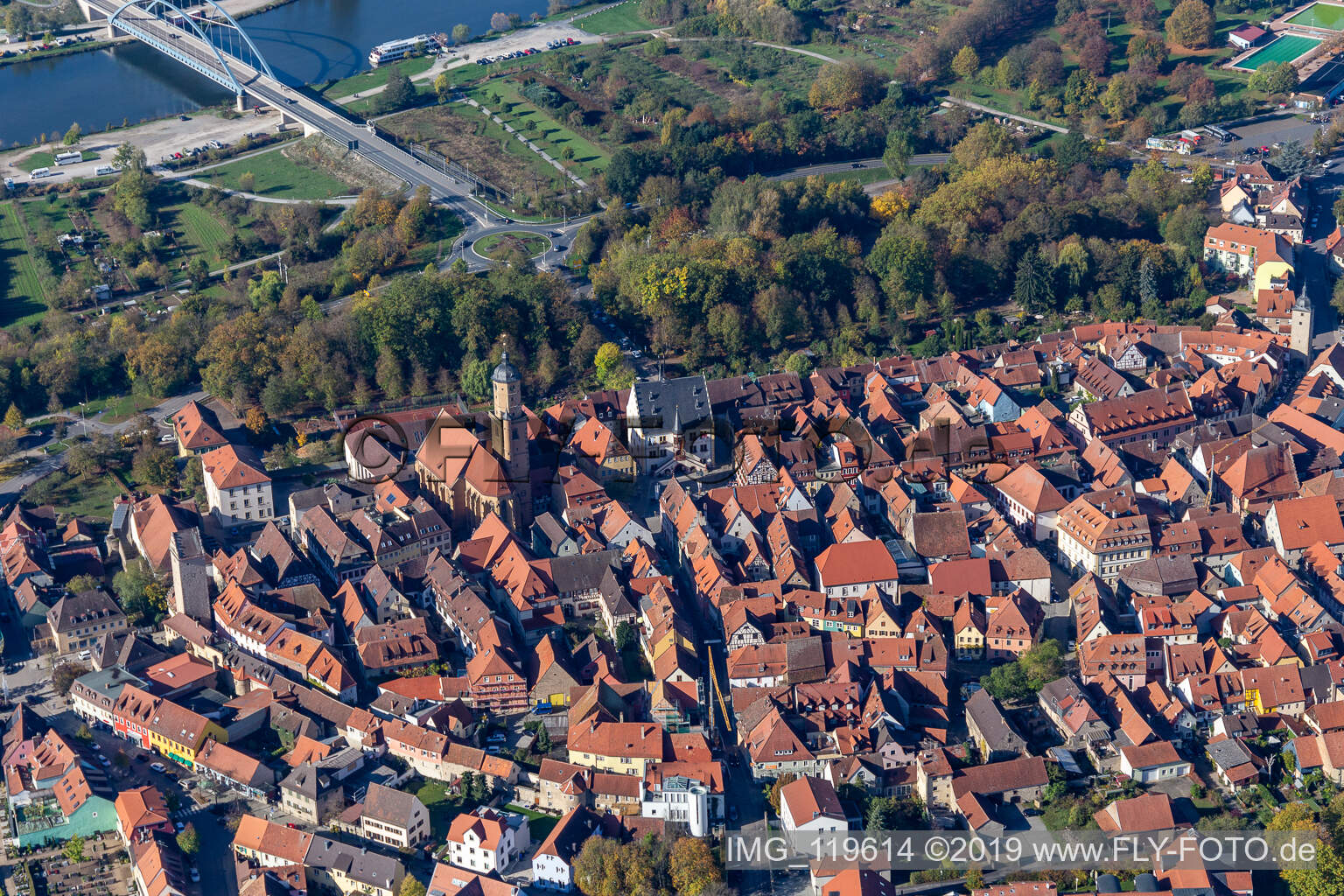 Luftbild von Altstadt in Volkach im Bundesland Bayern, Deutschland