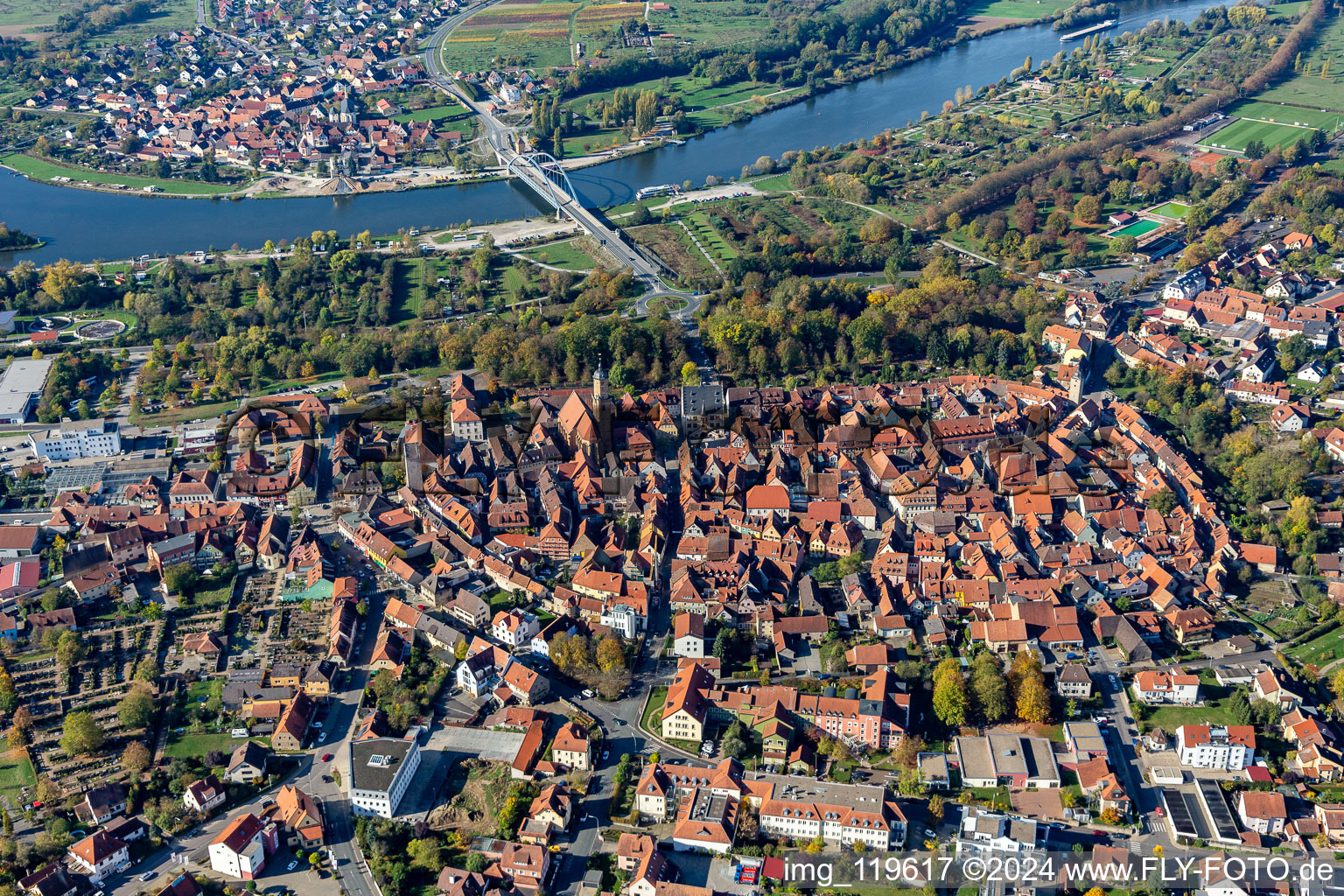 Stadtansicht am Ufer des Flußverlaufes des Main in Volkach im Bundesland Bayern, Deutschland