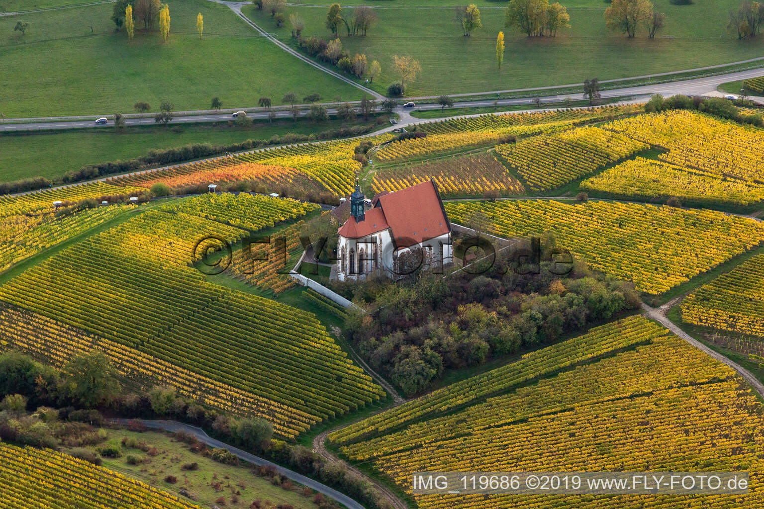 Schrägluftbild von Wallfahrtskirche Maria im Weingarten in Volkach im Bundesland Bayern, Deutschland