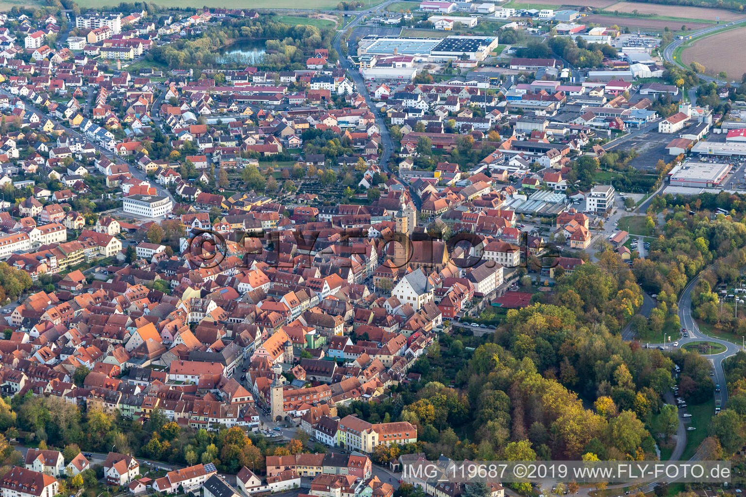 Luftaufnahme von Altstadt in Volkach im Bundesland Bayern, Deutschland
