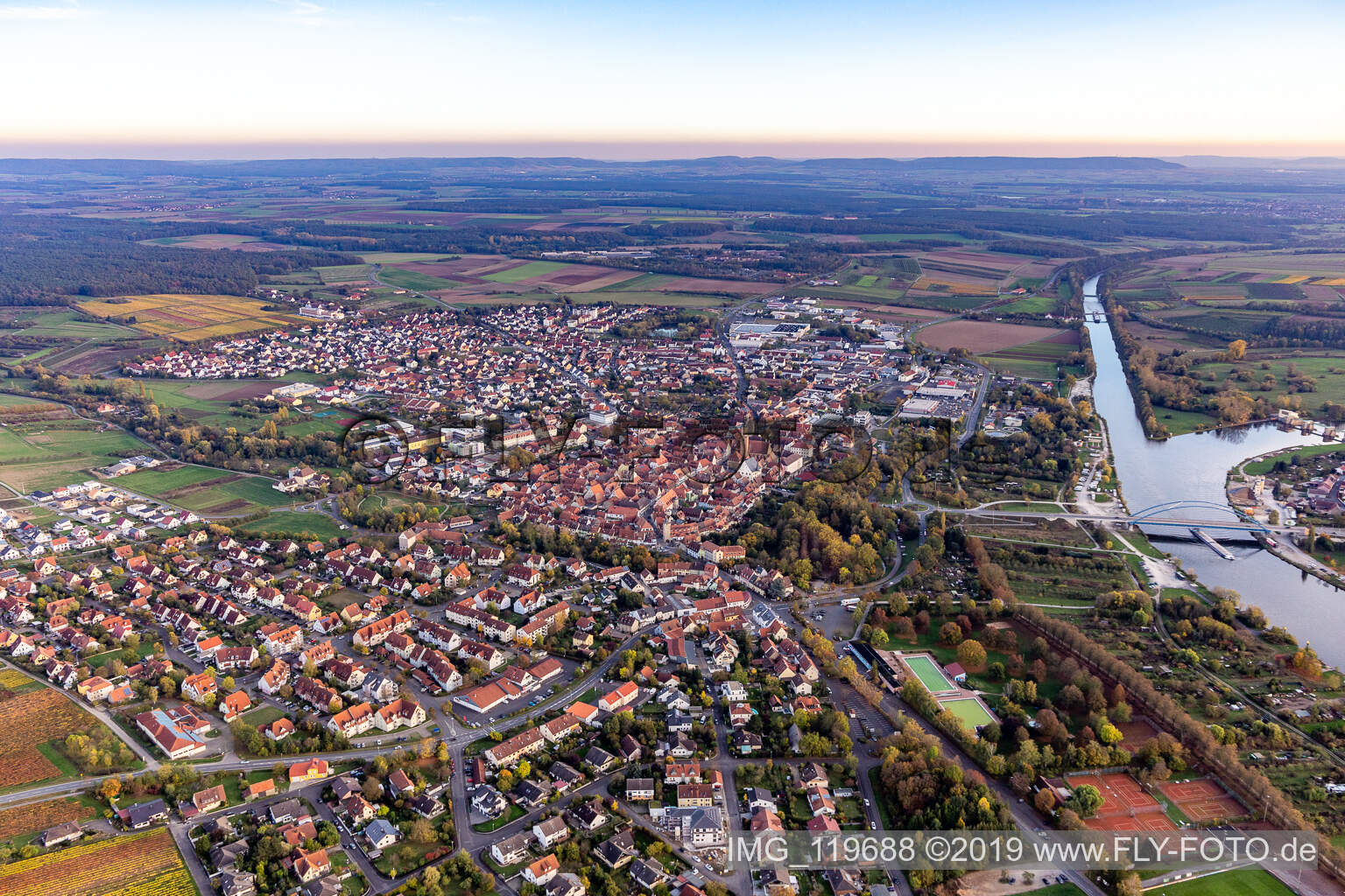Volkach im Bundesland Bayern, Deutschland von einer Drohne aus