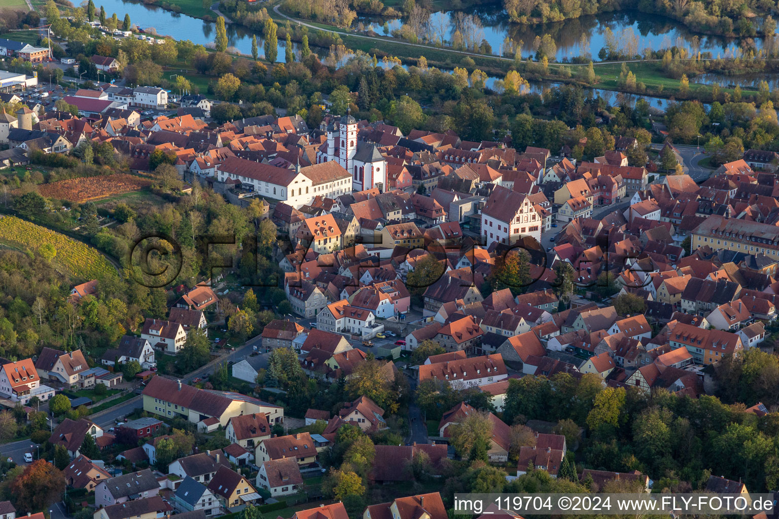 Luftbild von Gebäude des Rathauses der Stadtverwaltung am Rathausplatz und Pfarrkirche St. Augustinus in Dettelbach im Bundesland Bayern, Deutschland