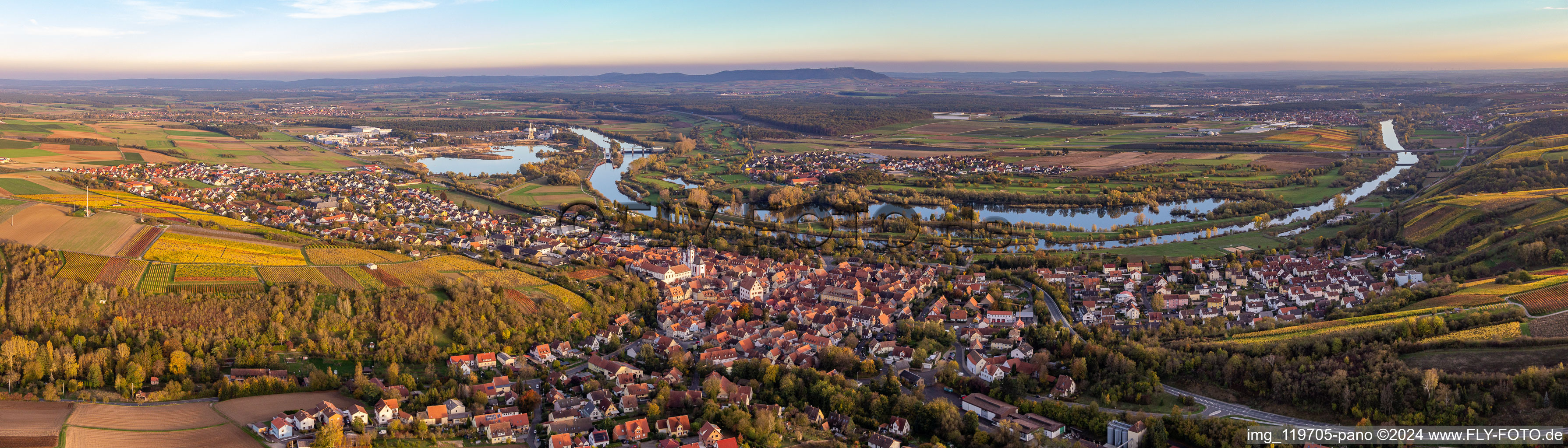 Panorama - Perspektive des Ortskern am Uferbereich des des Main - Flußverlaufes in Dettelbach im Bundesland Bayern, Deutschland