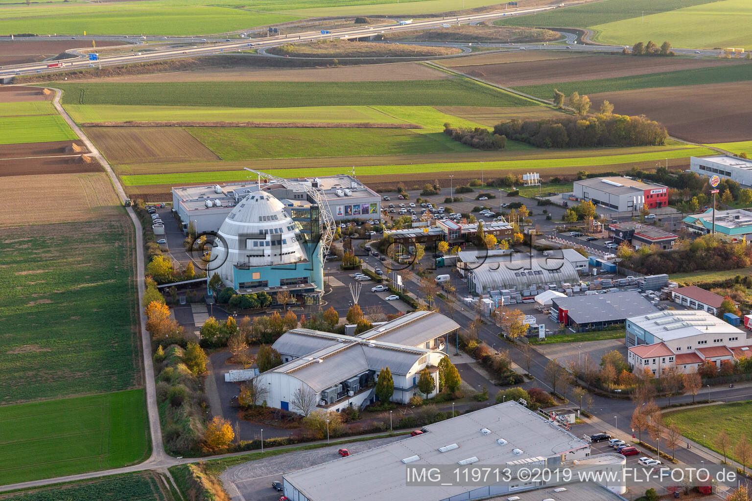 Luftbild von Cineworld Cineplex im Mainfrankenpark Neuhof in Dettelbach im Bundesland Bayern, Deutschland