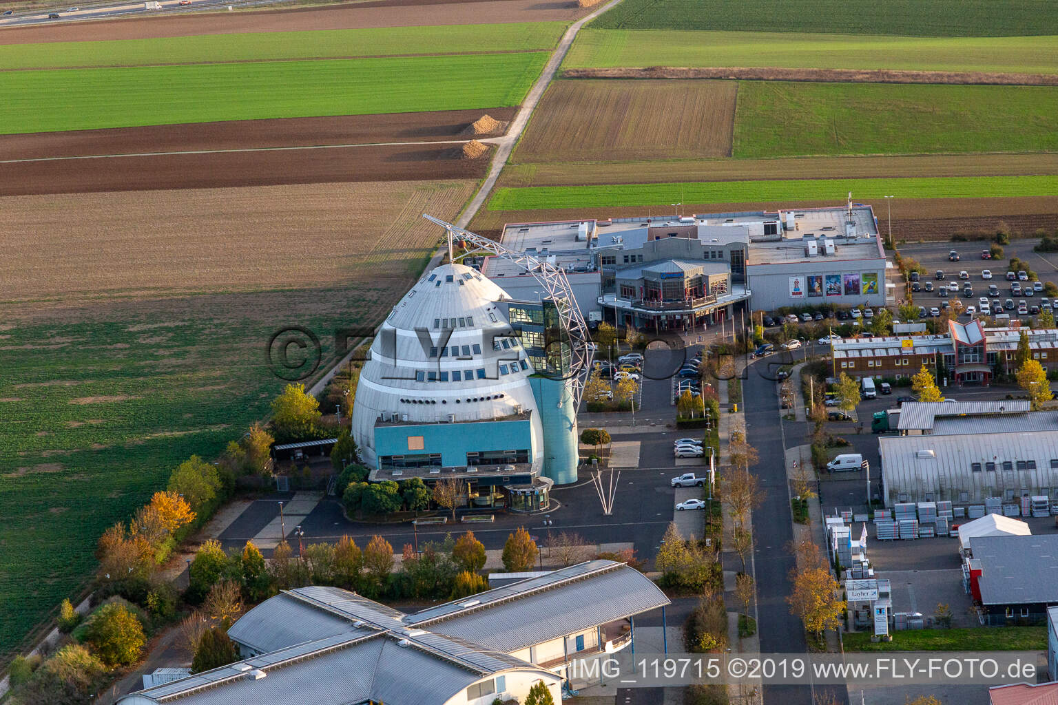 Luftaufnahme von Cineworld Cineplex im Mainfrankenpark Neuhof in Dettelbach im Bundesland Bayern, Deutschland