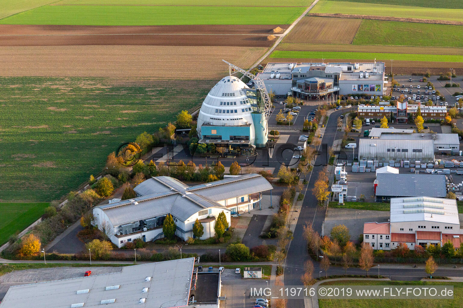 Schrägluftbild von Cineworld Cineplex im Mainfrankenpark Neuhof in Dettelbach im Bundesland Bayern, Deutschland