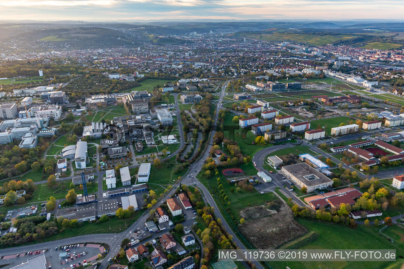 Luftbild von Julius-Maximiliansuniversität, Institut für Informatik in Würzburg im Bundesland Bayern, Deutschland
