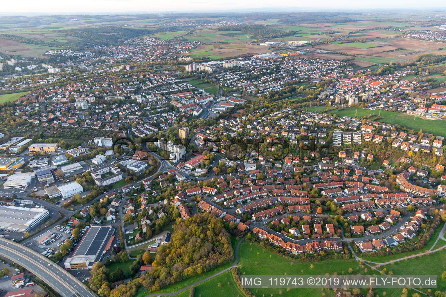 Ortsansicht der Straßen und Häuser der Wohngebiete in Lengfeld in Würzburg im Bundesland Bayern, Deutschland