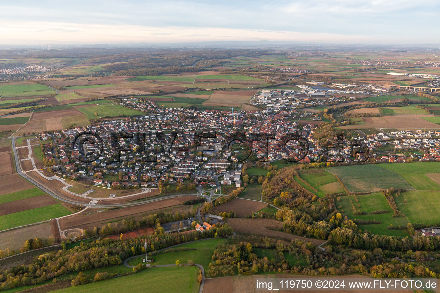 Ortsansicht der Straßen und Häuser der Wohngebiete in Estenfeld im Bundesland Bayern, Deutschland