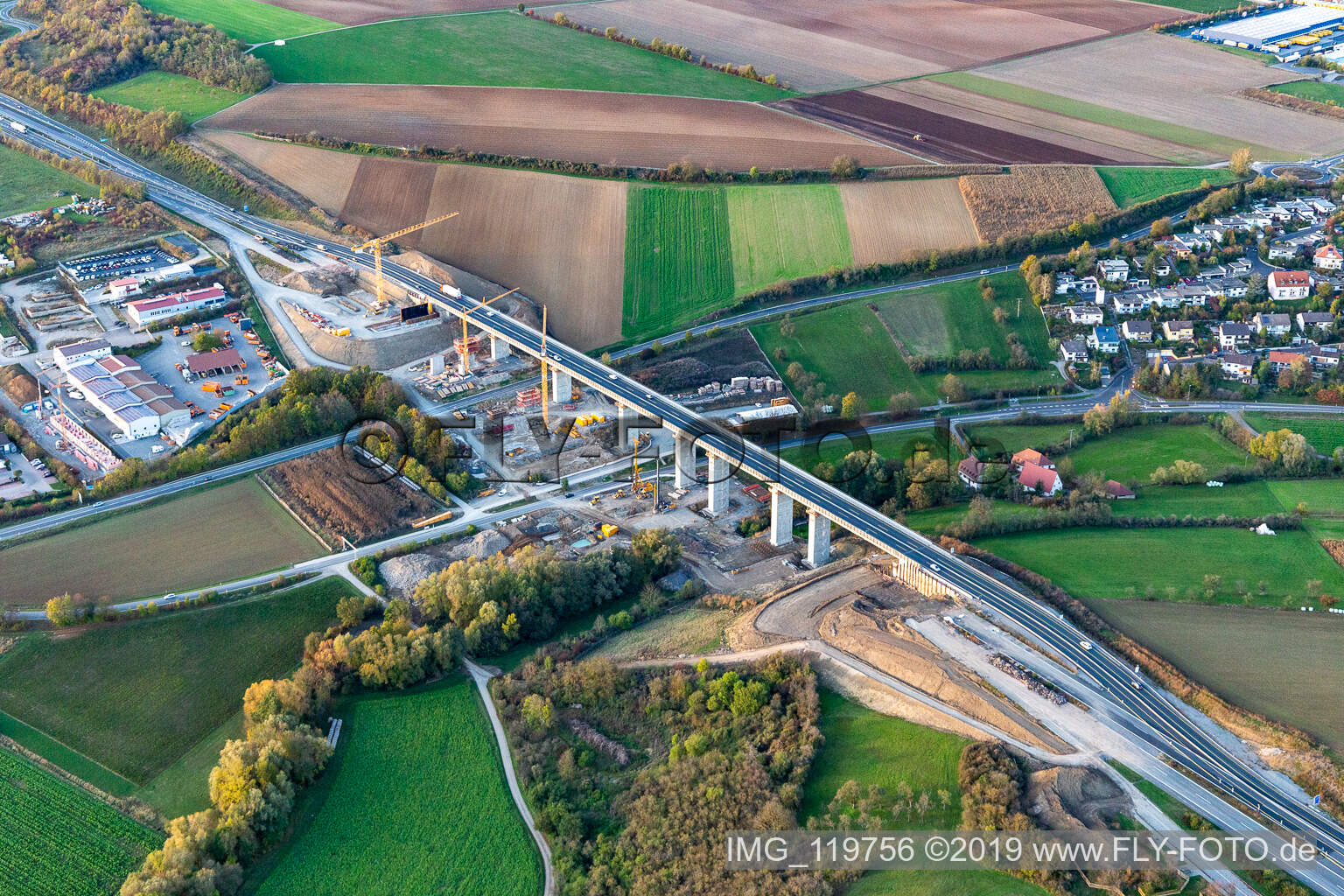 Baustelle zum Neubau der Streckenführung und Fahrspuren im Verlauf der Autobahn- Brücke der "Kürnachtalbrücke" der BAB A7 in Kürnach im Bundesland Bayern, Deutschland