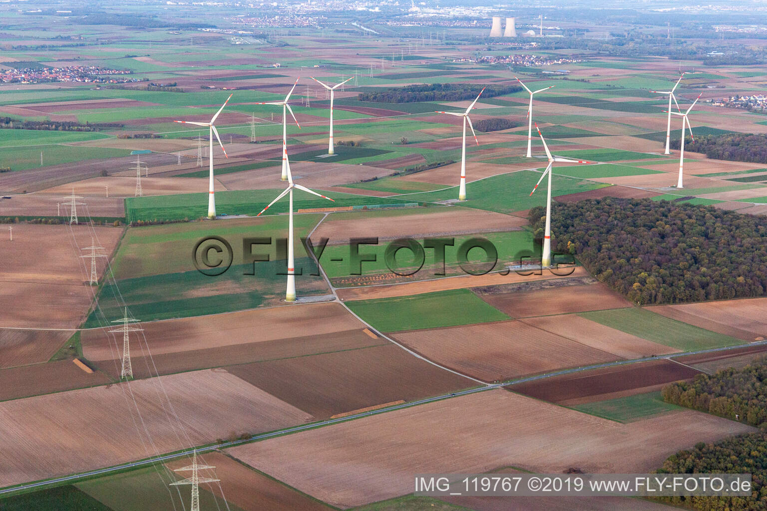 Windenergieanlagen ( WEA ) - Windrad- auf einem Feld in Schwanfeld im Bundesland Bayern, Deutschland