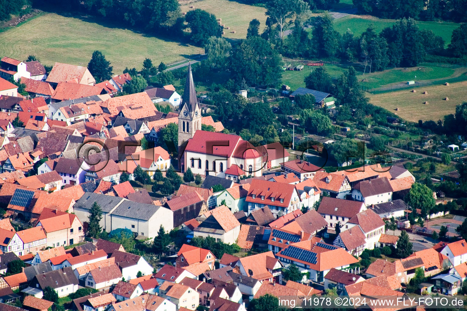 Luftbild von Kirchengebäude im Dorfkern in Steinweiler im Bundesland Rheinland-Pfalz, Deutschland